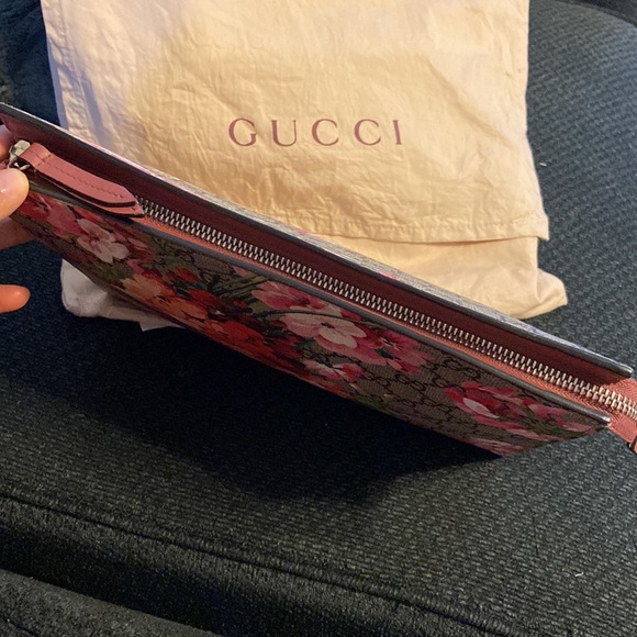Gucci supreme monogram blooms cosmetic case 💗💗💗 - Picture 2 of 12